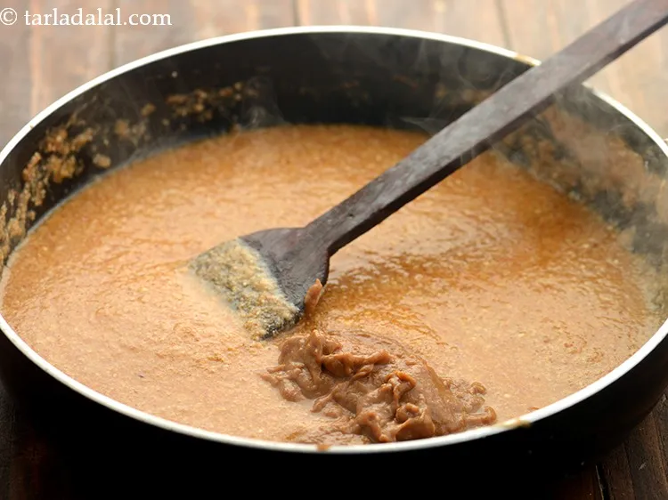 स्टेप 37 – ब्राउन प्याज की पेस्ट डालें।