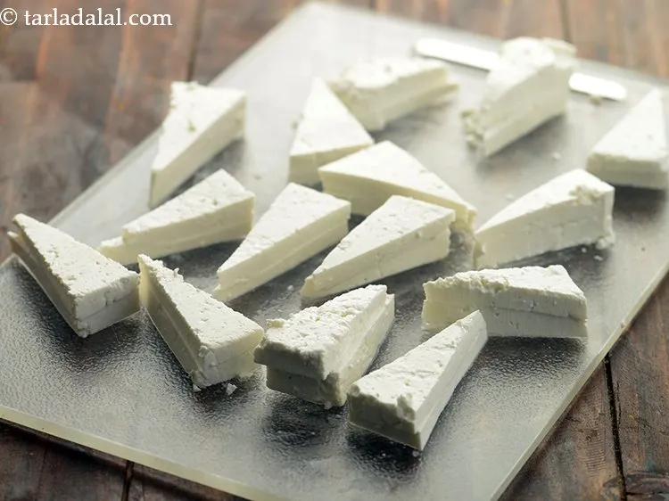 स्टेप 12 – साथ ही, पनीर को त्रिकोण टुकडो में काट लें जैसा …