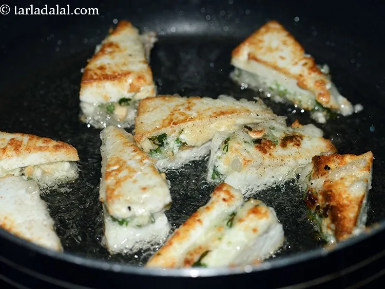 स्टेप 16 – इन्हें सुनहरे भूरे रंग के होने तक तलें।