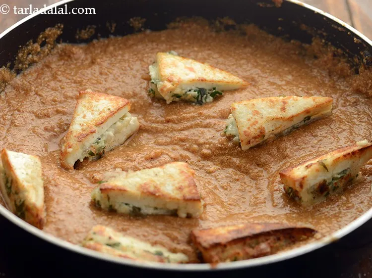 स्टेप 40 – भरवां पनीर के त्रिकोण डालें।