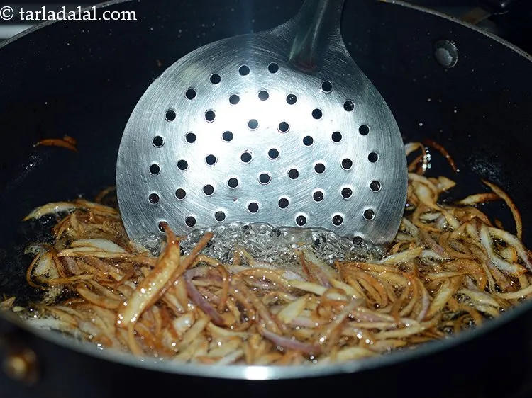 स्टेप 23 – प्याज को डीप फ्राई करें जब तक कि वे सुनहरे …