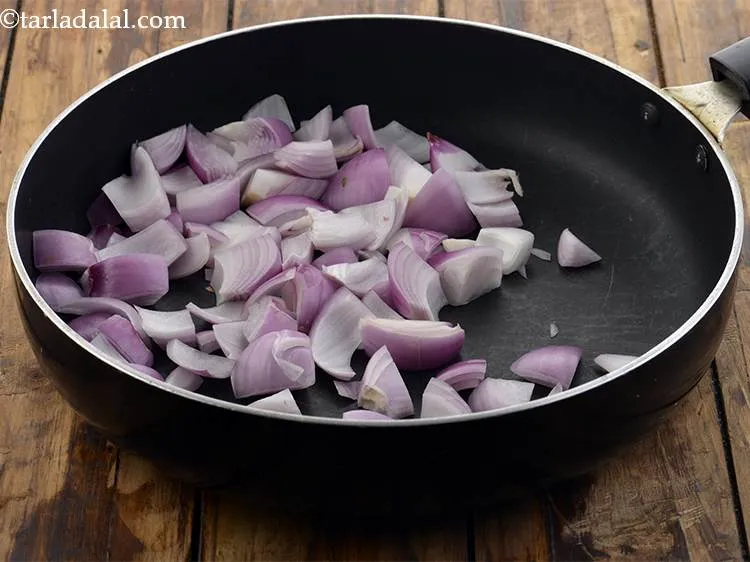 स्टेप 1 – <strong>पनीर पसंदा</strong> के लिए प्याज का पेस्ट बनाने के लिए, …