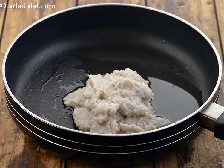 स्टेप 19 – प्याज की पेस्ट जोड़ें जीसे हमने पहले तैयार किया था।