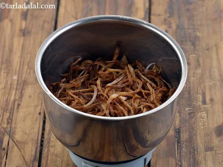 स्टेप 16 – एक मिक्सर जार में प्याज डालें।