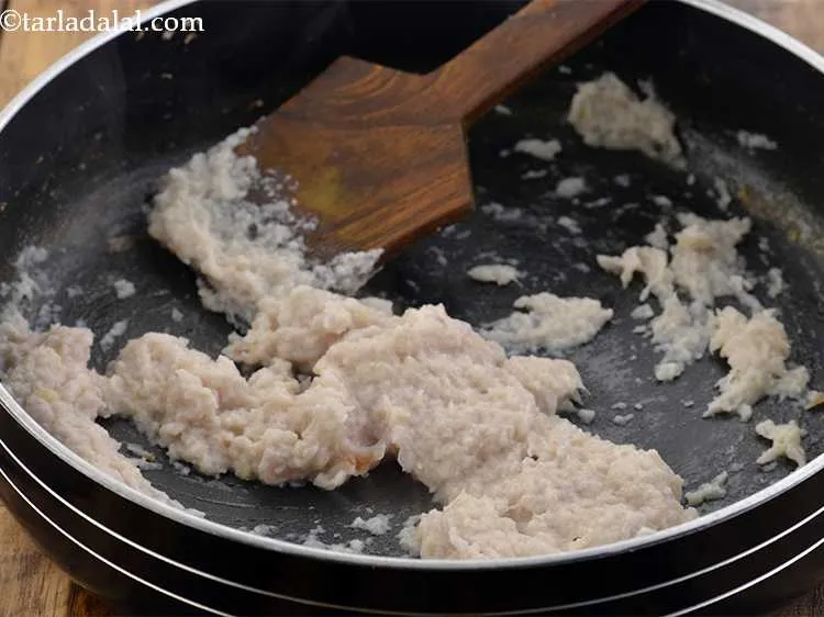 स्टेप 21 – मध्यम आंच पर बीच-बीच में हिलाते हुए २ मिनट तक …