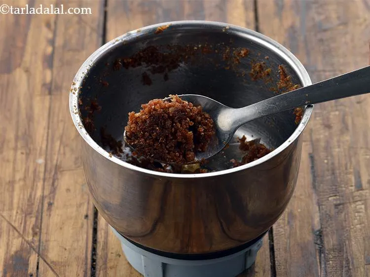 स्टेप 17 – मुलायम होने तक गहरे तले हुए प्याज को मिक्सर में …