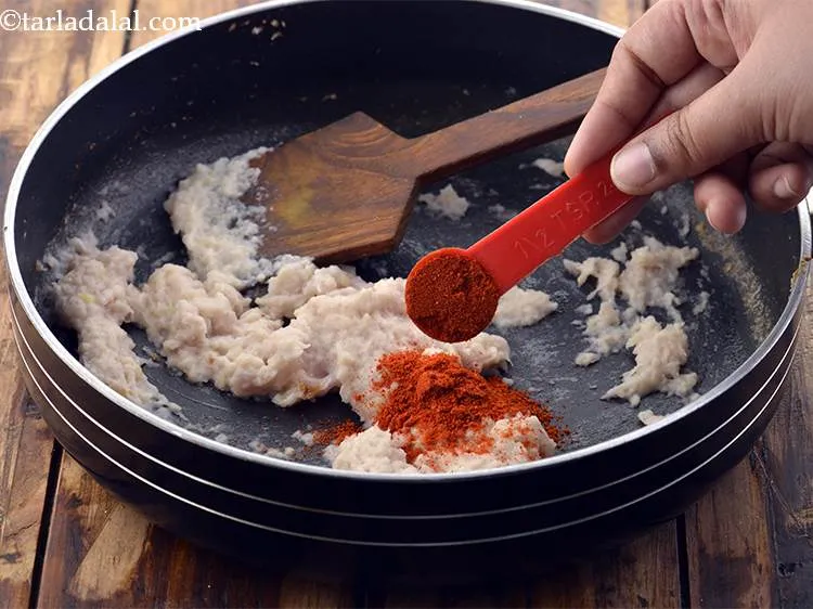 स्टेप 22 – मिर्च पाउडर डालें। इससे इस ग्रेवी को अच्छा तीखापन मिलेगा।