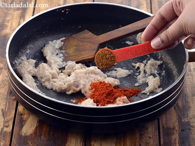 स्टेप 23 – गरम मसाला डालें। किसी भी उत्तर भारतीय ग्रेवी में यह …