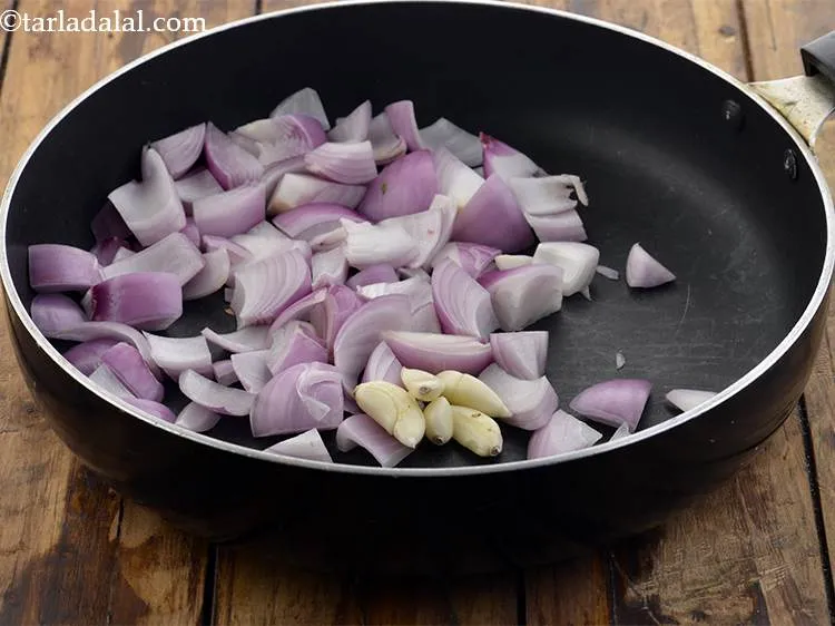 स्टेप 2 – लहसुन डालें। सर्वोत्तम स्वाद के लिए अच्छे ताजे लहसुन की …