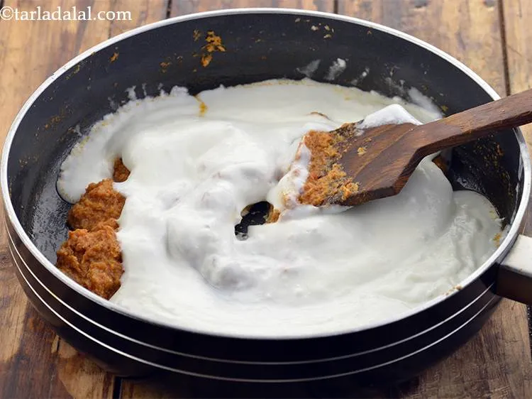 स्टेप 26 – दही डालें। यह पनीर पसंदा रेसिपी को क्रिमी बनाने के …