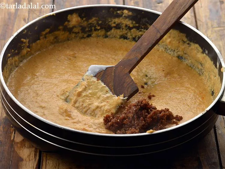 स्टेप 28 – गहरे तले हुए प्याज की पेस्ट डालें।