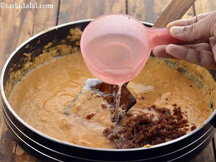 स्टेप 29 – नमक और १/२ कप पानी डालें। ग्रेवी की स्थिरता को …