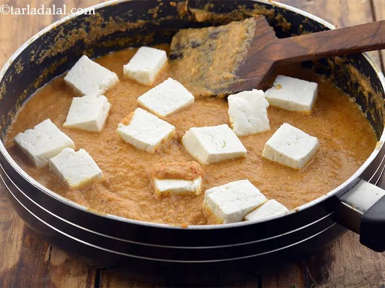 स्टेप 32 – पनीर क्यूब्स डालें। यह हमारे रेसिपी का उपयोग करके घर …