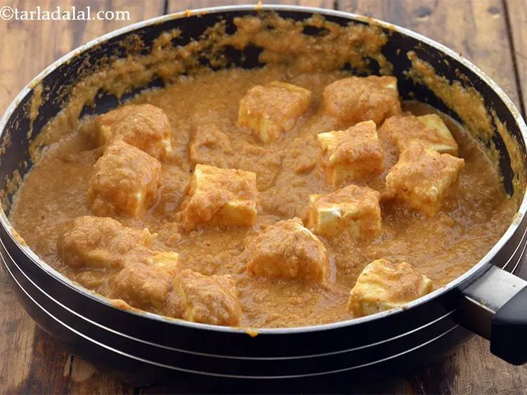 स्टेप 33 – <strong>पनीर पसंदा</strong> को धीरे से हिलाएं और मध्यम आंच पर …