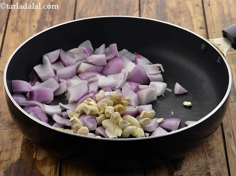 स्टेप 4 – काजू डालें। यह ज्यादातर सभी भारतीय करी में जोड़ते है …