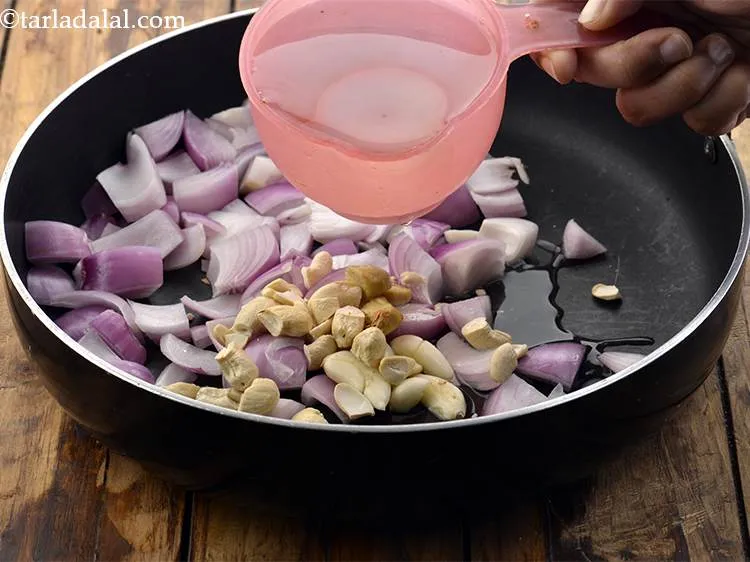 स्टेप 5 – १ कप पानी डालें।