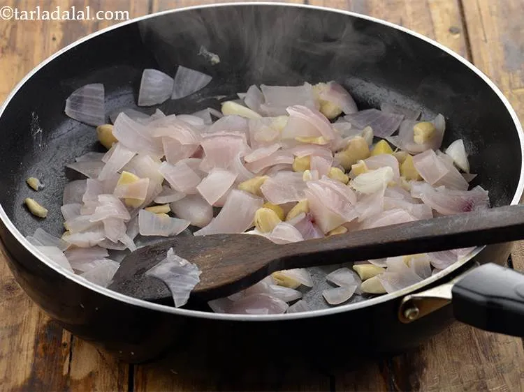 स्टेप 7 – इसे मध्यम आंच पर बीच-बीच में हिलाते हुए १० मिनट …