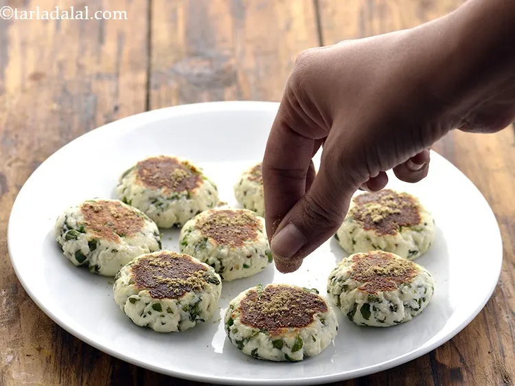 Step 17 – Sprinkle chaat masala on top of&nbsp;<strong>paneer pudina tikki recipe</strong><strong>&nbsp;|&nbsp;paneer hariyali tikki&nbsp;|&nbsp;healthy paneer pudina tikki&nbsp;|&nbsp;protein rich …