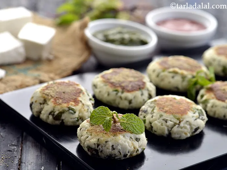 Step 18 – Serve&nbsp;<strong>Paneer Phudina Tikki&nbsp;</strong>hot and serve with green chutney and tomato ketchup.