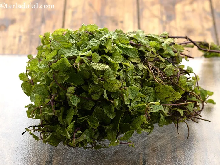 Step 3 – To make&nbsp;<strong>paneer pudina tikki</strong><strong>&nbsp;|&nbsp;paneer hariyali tikki&nbsp;|&nbsp;healthy paneer pudina tikki&nbsp;|&nbsp;protein rich cottage cheese tikki&nbsp;|</strong>&nbsp;Take a bunch …