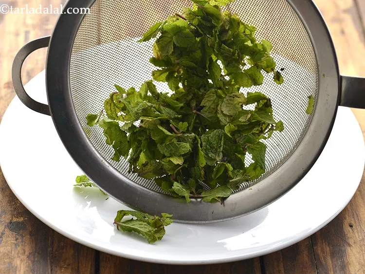 Step 5 – Wash the mint leaves and roughly chop them.