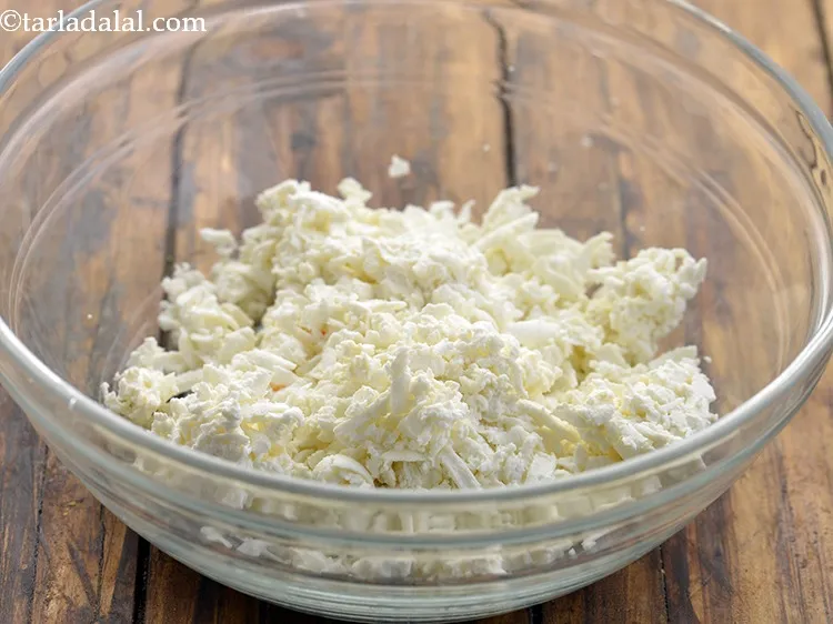 Step 6 – To make the&nbsp;<strong>Paneer Phudina Tikki&nbsp;</strong>mixture, take a deep bowl and add grated paneer to it.&nbsp;