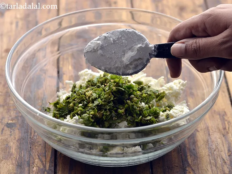 Step 9 – Add cornflour. Cornflour would help in binding of the&nbsp;<strong>Paneer Phudina Tikki</strong>.