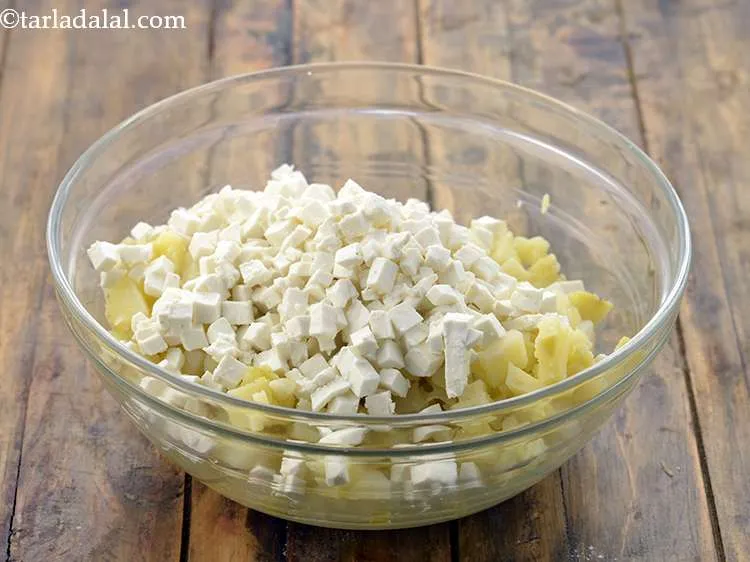 Step 15 – Next, we will add the paneer. If you want, you can even grate the paneer.