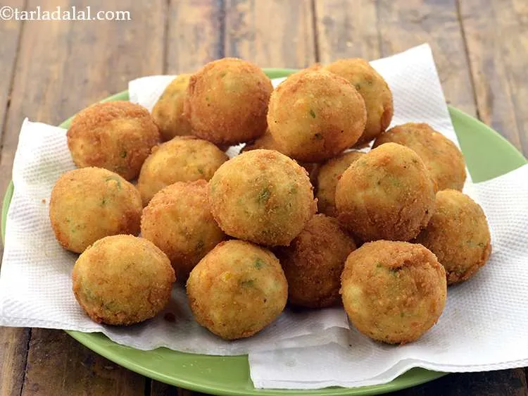 Step 25 – Heat oil in a deep non-stick pan. Gently slide 4 <strong>paneer, potato and cheese balls</strong> …