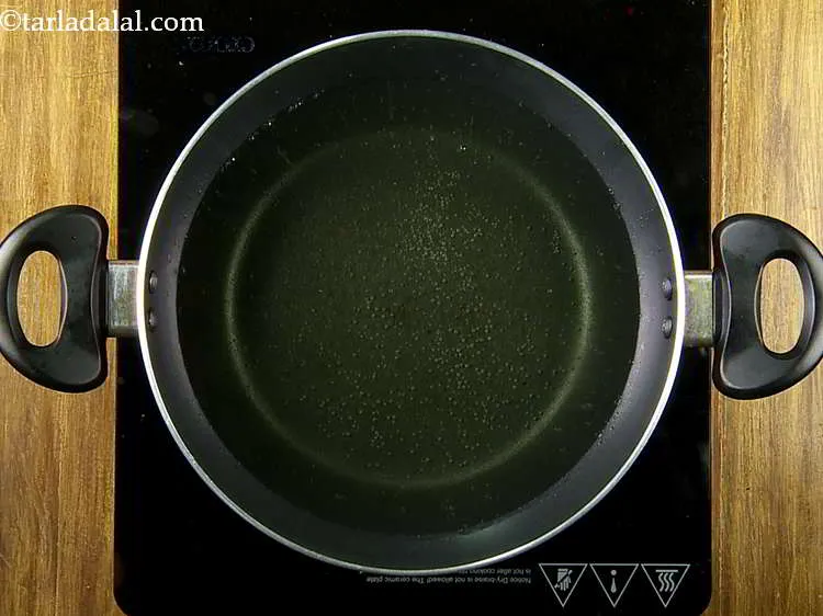 स्टेप 19 – एक गहरे नॉन-स्टिक पैन में तेल गरम करें।