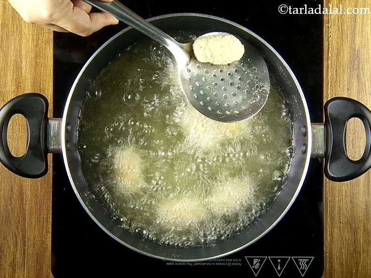 स्टेप 27 – पनीर कुरकुरे&nbsp;को तलने के लिए, मध्यम आंच पर एक बार …