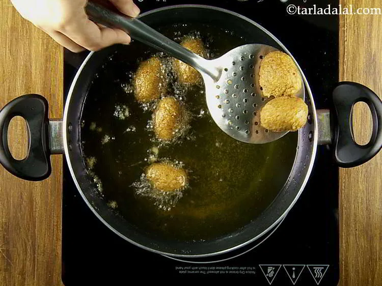 स्टेप 21 – गेंद को चारों तरफ से सुनहरा भूरा होने तक तल …