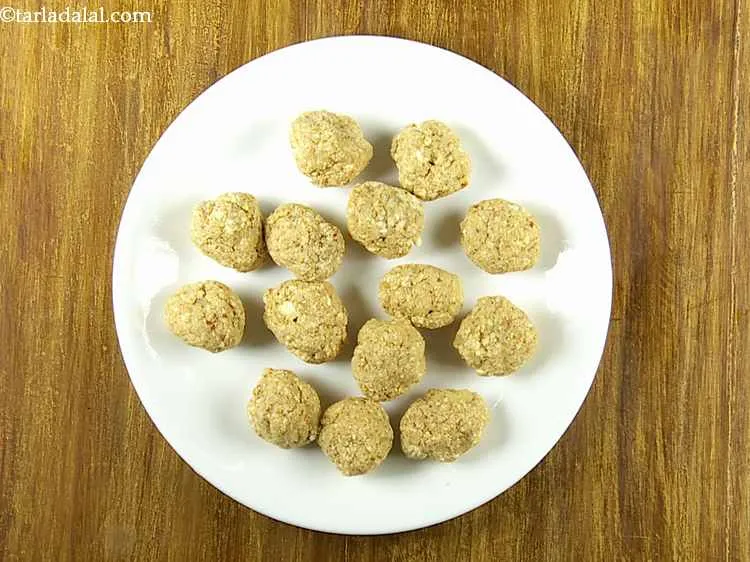 स्टेप 14 – पनीर-आलू के मिश्रण को १४ बराबर भागों में विभाजित करें।