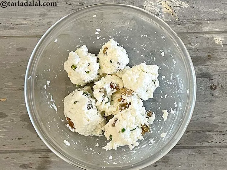 Step 24 – Divide the paneer stuffing into 6 equal portions and keep aside.