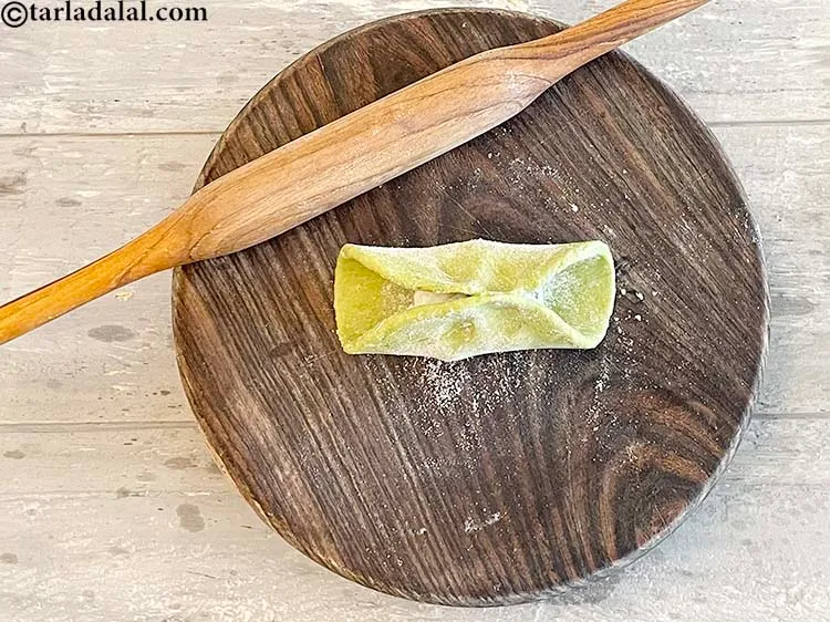 Step 29 – <meta charset="UTF-8" /> Bring together 2&nbsp;sides in the center, seal tightly.