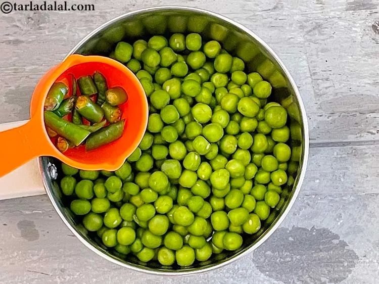 Step 4 – Add&nbsp;<meta charset="UTF-8" />1/2 tbsp&nbsp;roughly&nbsp;<a href="glossary-chopped-green-chilli-820i">chopped green chillies</a>.