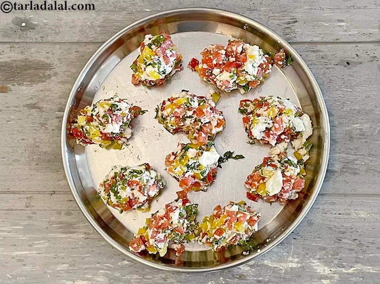 Step 20 – To make&nbsp;paneer tamatar paratha, divide the stuffing into 10 equal portions and keep aside.