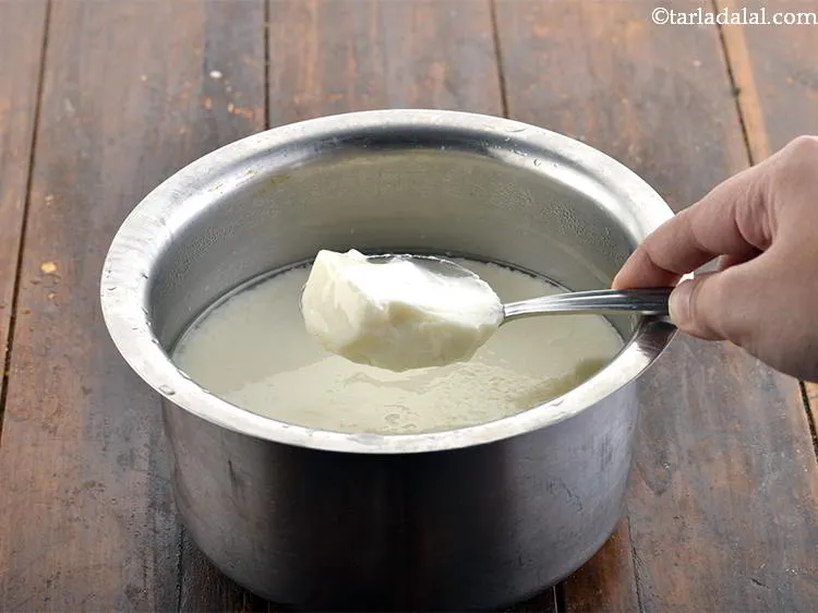 स्टेप 3 – हम पनीर टिक्का के लिए मैरिनेड तैयार करने के लिए …