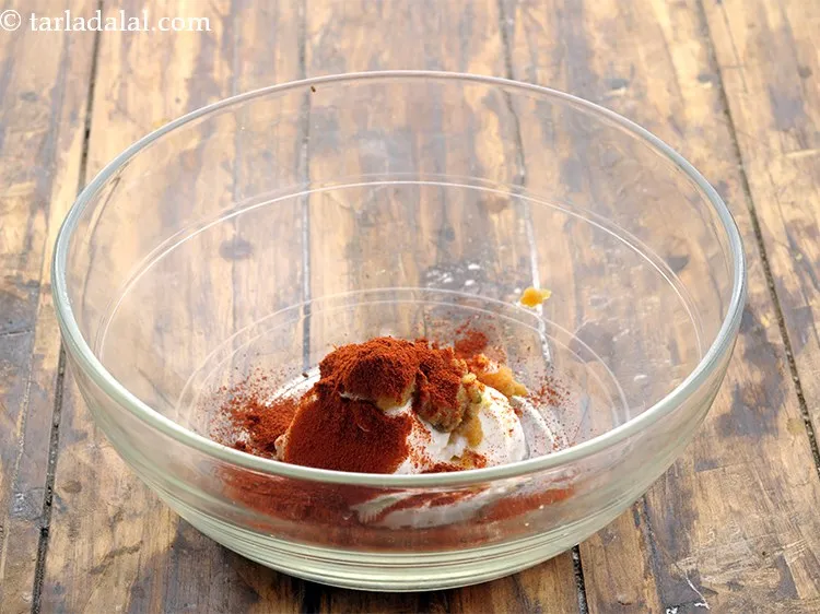 स्टेप 6 – मिर्च पाउडर डालें। मनचाहे मसाले के अनुसार ही डालें। इसके …