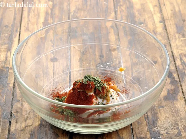 स्टेप 7 – कसुरी मेथी डालें। हमेशा कसूरी मेथी को हल्का भूनें और …