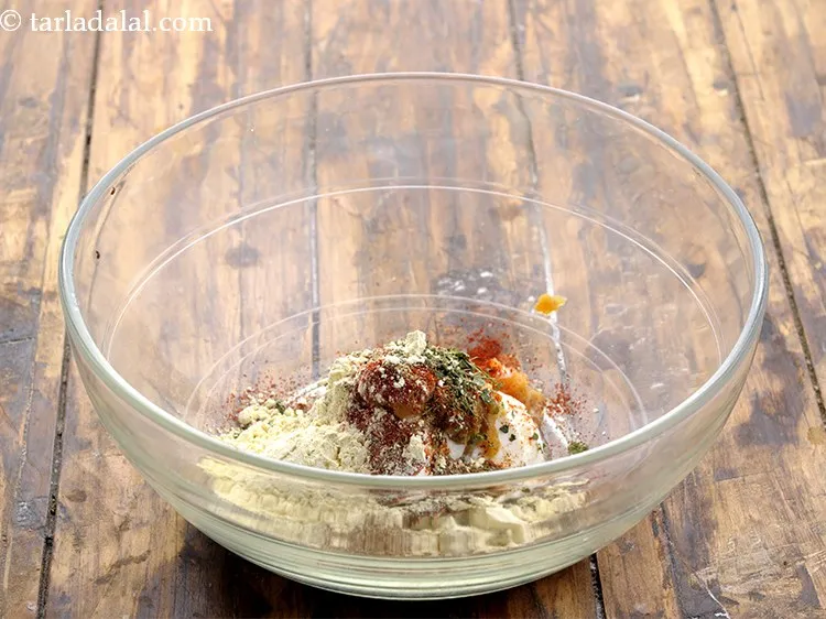 स्टेप 10 – बेसन डालें। बेसन सभी सामग्री को एक साथ बाँधने में …