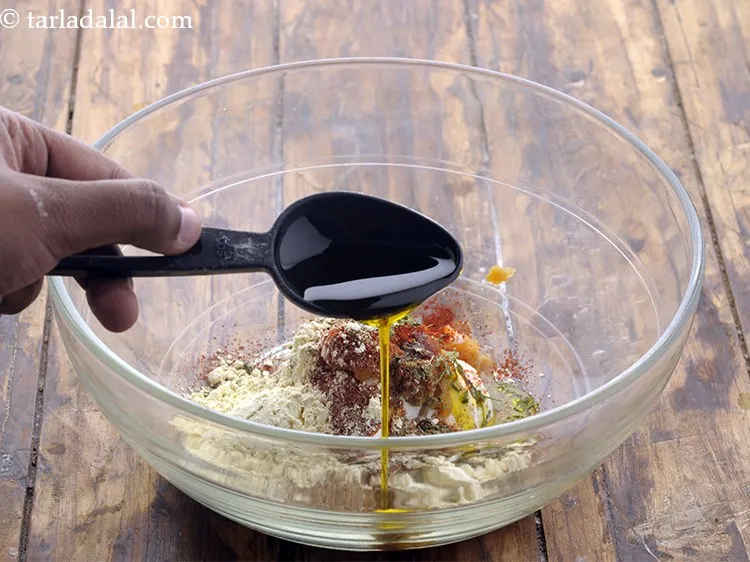 स्टेप 11 – सरसों का तेल डालें। सरसों का तेल <strong>पनीर टिक्का</strong> को …