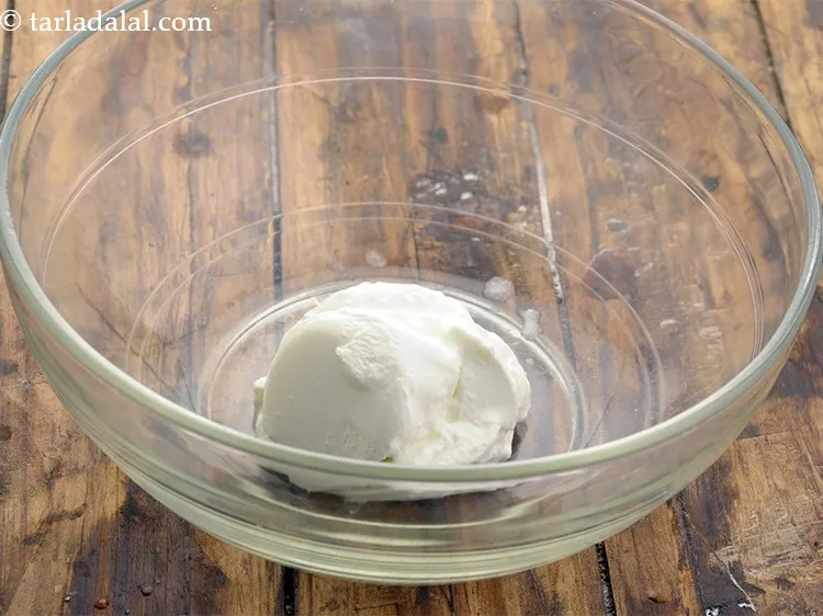 स्टेप 2 – <strong>पनीर टिक्का सब सैंडविच</strong> का फिलिंग बनाने के लिए, एक …