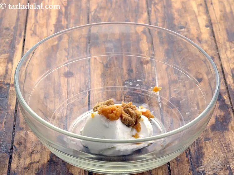 स्टेप 3 – अदरक-लहसुन का पेस्ट डालें। यह <strong>पनीर टिक्का फिलिंग</strong> के मैरिनेट …