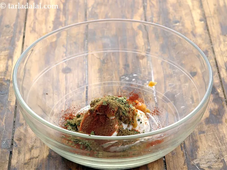 स्टेप 6 – गरम मसाला डालें। आप तंदूरी मसाले को गरम मसाले के …