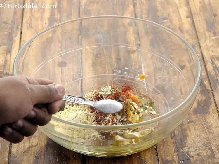 स्टेप 9 – स्वादानुसार नमक डालें।