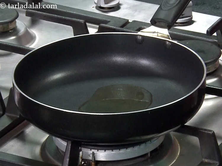 स्टेप 12 – इसे धीरे से टॉस करें जब तक कि मैरिनेड पनीर …