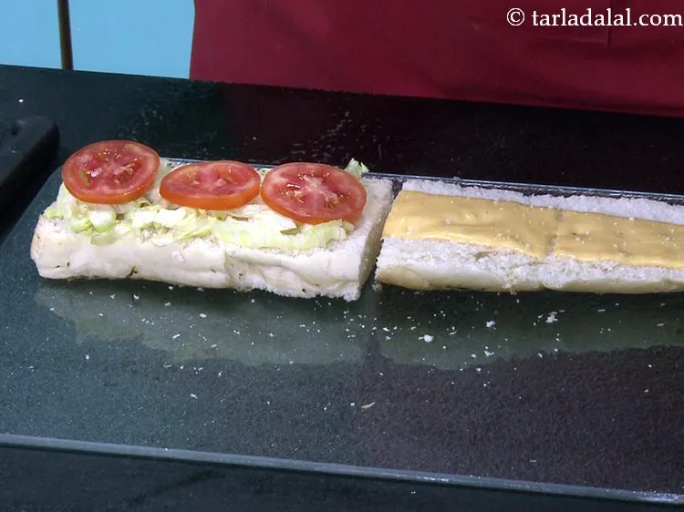 स्टेप 24 – ३ टमाटर के स्लाइस रखें। यदि संभव हो तो मोटे …