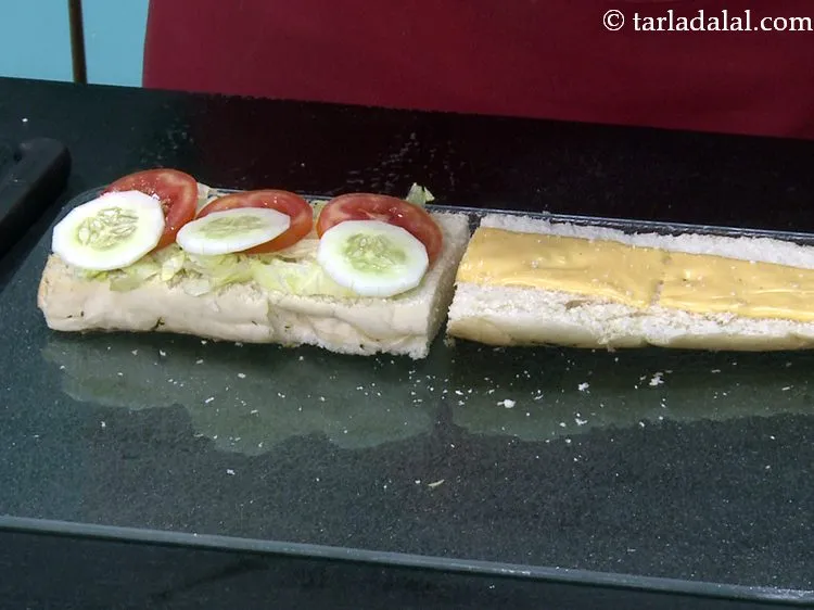 स्टेप 25 – ३ ककड़ी के स्लाइस रखें।