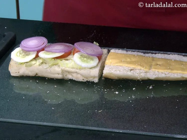 स्टेप 26 – ३ प्याज के स्लाइस भी रखें।